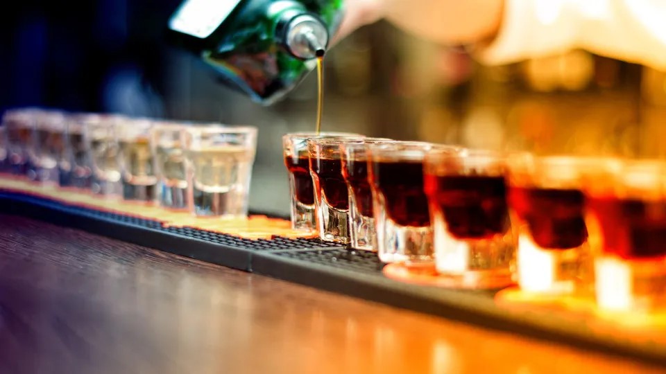 Adolescentes detidos após roubarem álcool e agredirem comerciante no Porto