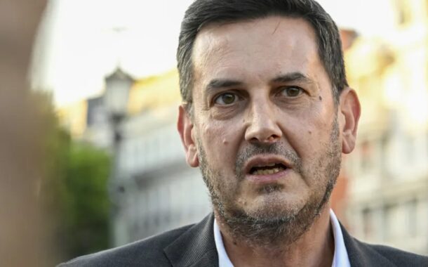 IL vota contra fim de corte salarial dos políticos