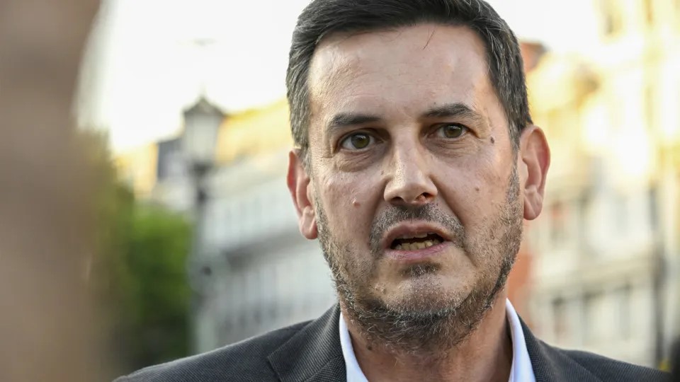 IL vota contra fim de corte salarial dos políticos
