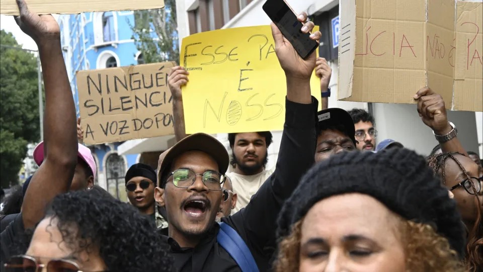 Manifestantes em Lisboa pedem “povo no poder” em Moçambique