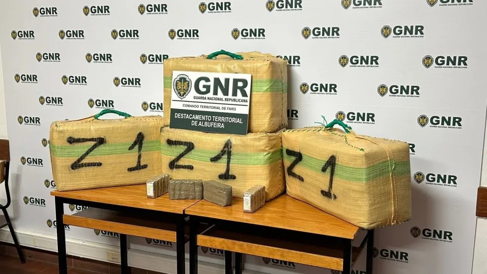 Foge à GNR e deixa carro com mais de 135 quilos de haxixe