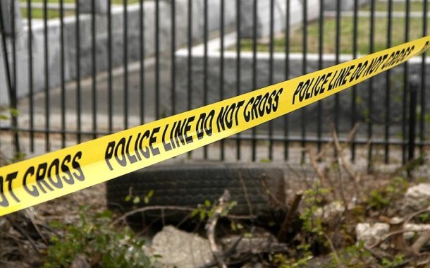 Menina de 13 anos encontrada com várias facadas em berma de estrada em Inglaterra. Suspeitos são seis adolescentes