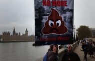 “Estamos a afogar-nos em m...”. Milhares protestam em Londres por água mais limpa