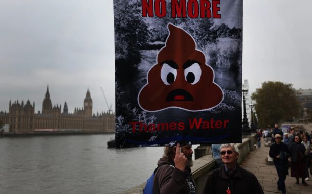 “Estamos a afogar-nos em m...”. Milhares protestam em Londres por água mais limpa