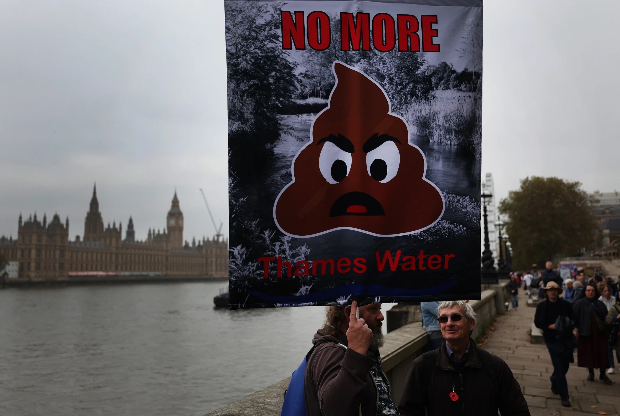 “Estamos a afogar-nos em m...”. Milhares protestam em Londres por água mais limpa