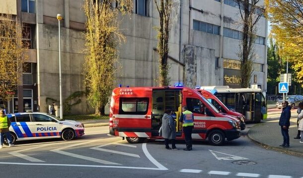 Colisão entre mini-autocarro e automóvel faz dois feridos em Guimarães
