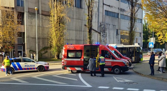 Colisão entre mini-autocarro e automóvel faz dois feridos em Guimarães