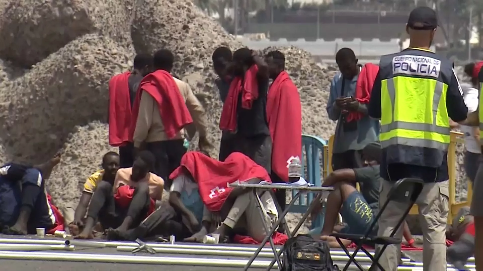 Polícia espanhola prende suspeitos de matarem migrantes em barco rumo às Canárias