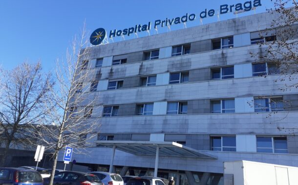 Bloco ao lado do Centro Social de Nogueira contra parque de estacionamento do Hospital Privado de Braga