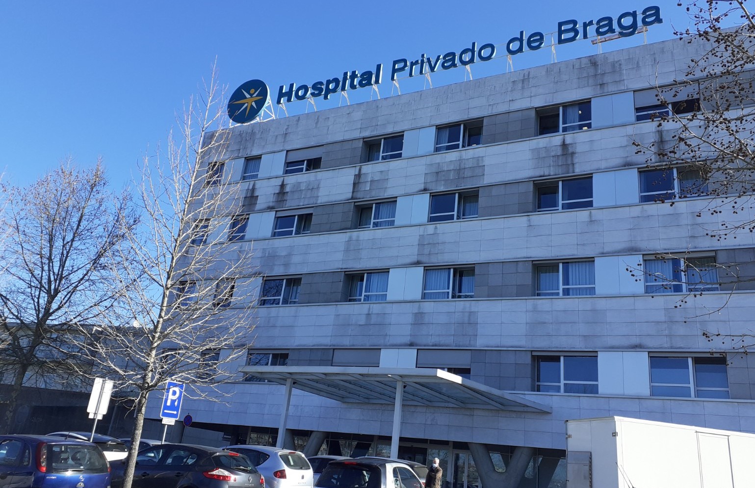 Bloco ao lado do Centro Social de Nogueira contra parque de estacionamento do Hospital Privado de Braga
