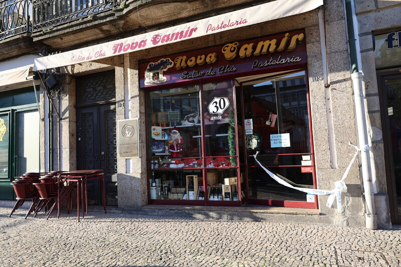 Assaltantes levam milhares de euros de pastelaria do centro histórico de Guimarães