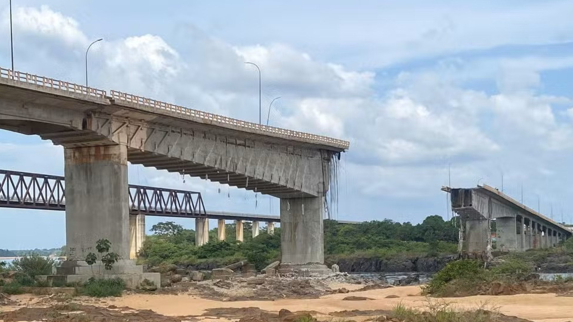 Nove ainda desaparecidas. Sobe para oito o número de mortos após desabamento de ponte no Brasil