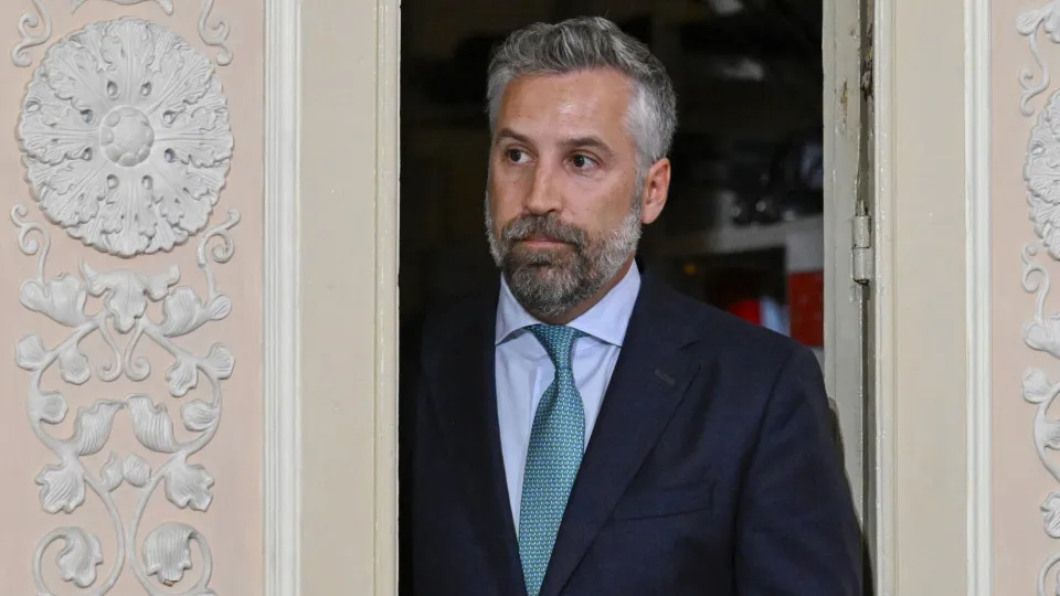 Em resposta a Montenegro, líder do PS acusa Governo de “inventar problemas” em vez de resolver os reais
