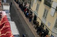 Cravos solidários com imigrantes no Martim Moniz em Lisboa