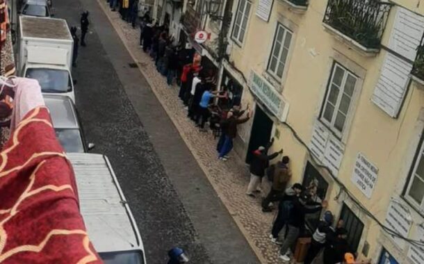 Cravos solidários com imigrantes no Martim Moniz em Lisboa