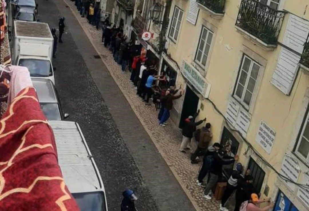 Cravos solidários com imigrantes no Martim Moniz em Lisboa
