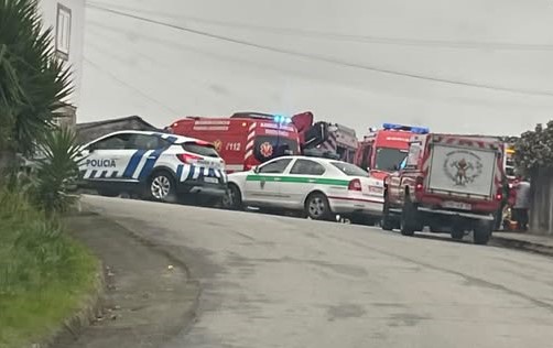 Carro entra em despiste, capota e cai a um campo em Famalicão