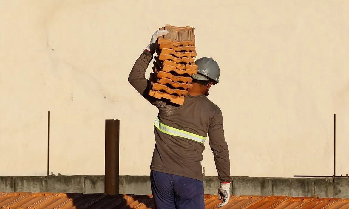 Governo quer facilitar entrada a imigrantes que venham trabalhar na construção
