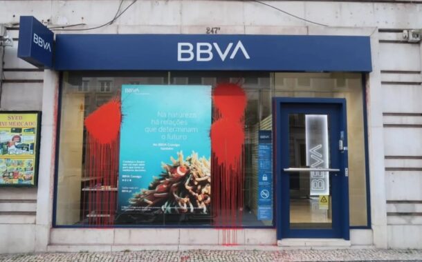 Activistas pela Palestina pintam e partem vidros de bancos em Lisboa e Almada