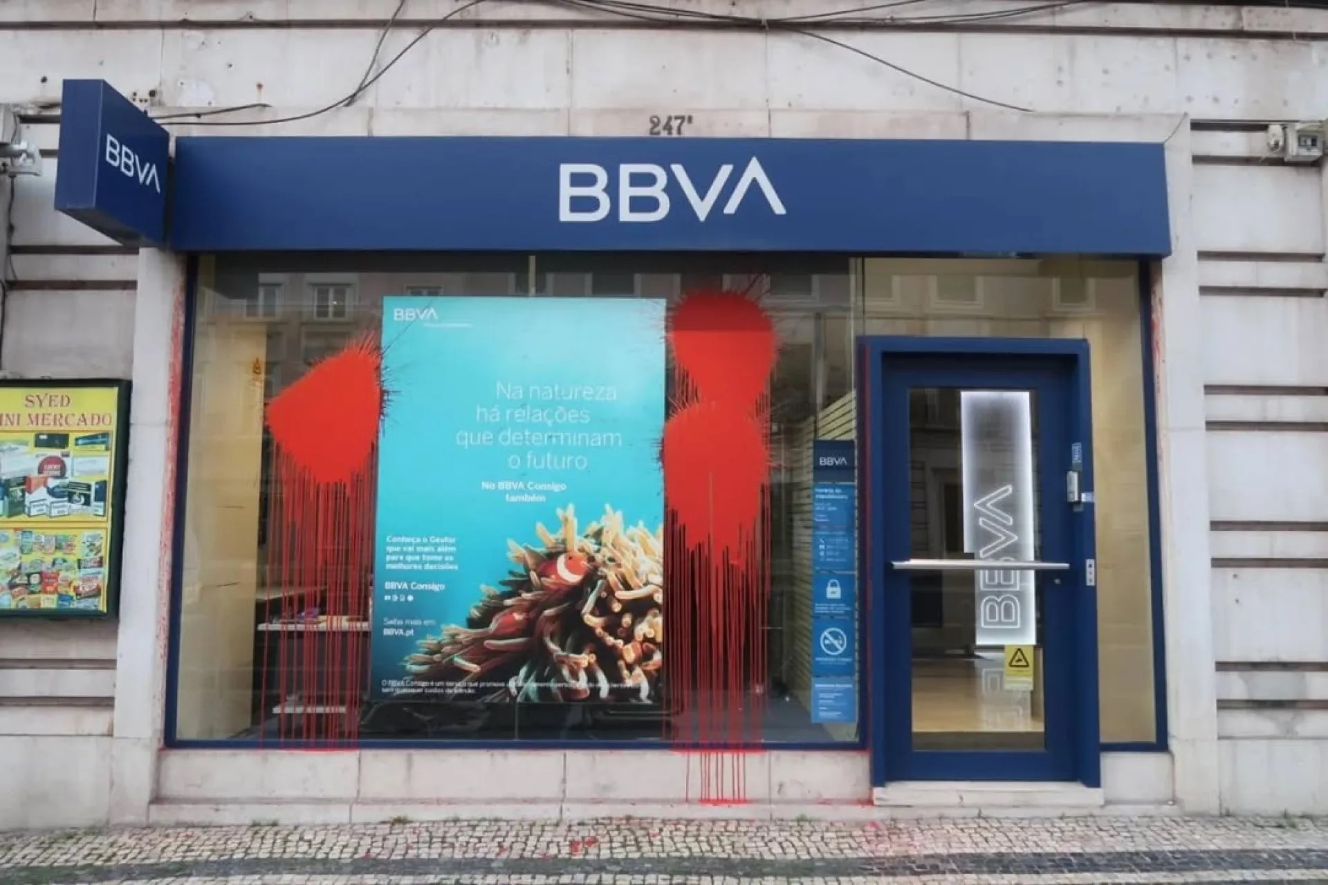 Activistas pela Palestina pintam e partem vidros de bancos em Lisboa e Almada