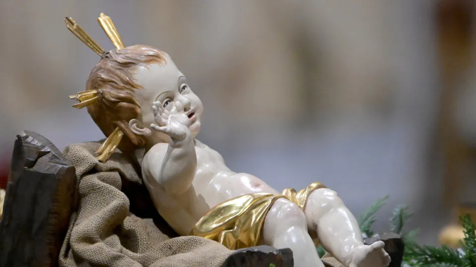 Figura do menino Jesus roubada é devolvida com uma nota a pedir desculpas