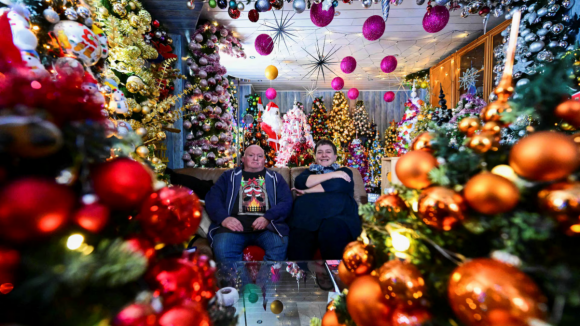 Casal bate recorde com mais de 600 árvores de Natal em casa