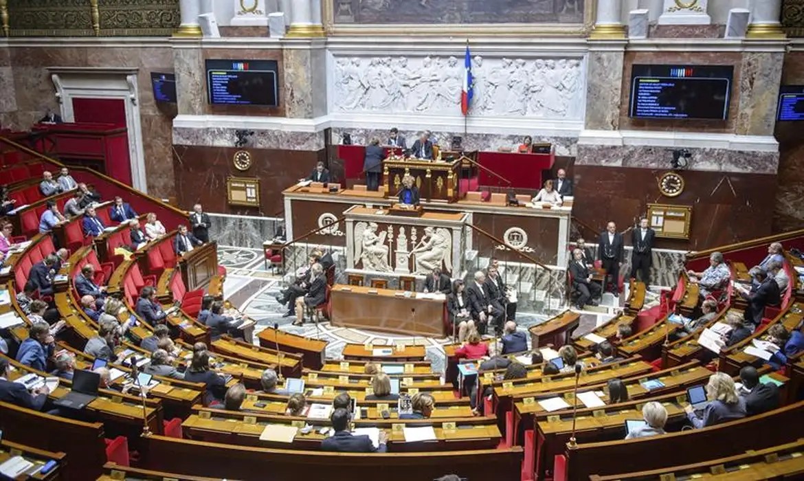 França sem Governo após aprovação de moção de censura