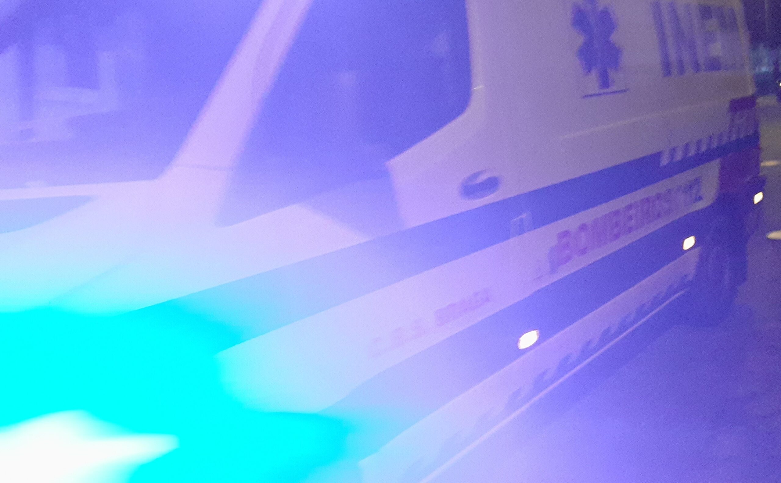 Há risco de queda sobre casa. Carro despista-se e fica preso por poste de electricidade em Barcelos