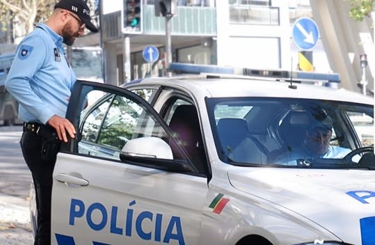 Entrou em carro da PSP e tentou vender droga a agentes no Porto