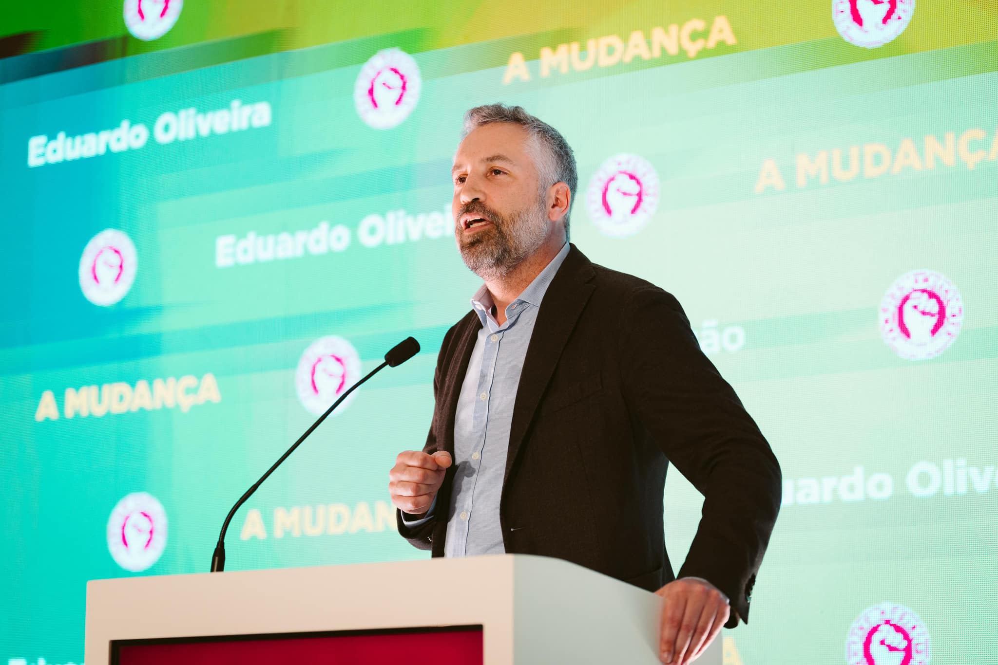 Portugal tem “Governo profundamente incompetente”, acusa Pedro Nuno Santos em Famalicão