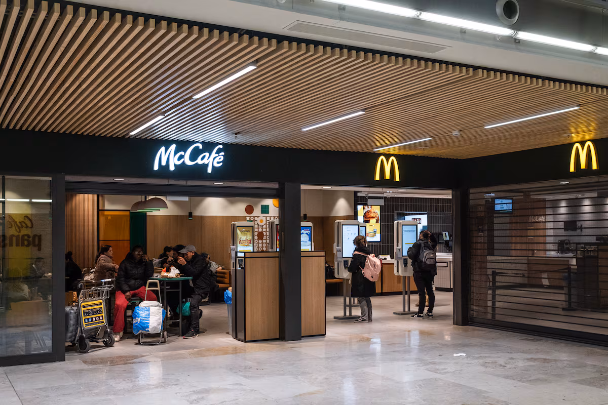 Menino e mãe grávida dormiram um mês em McDonald's do aeroporto de Madrid