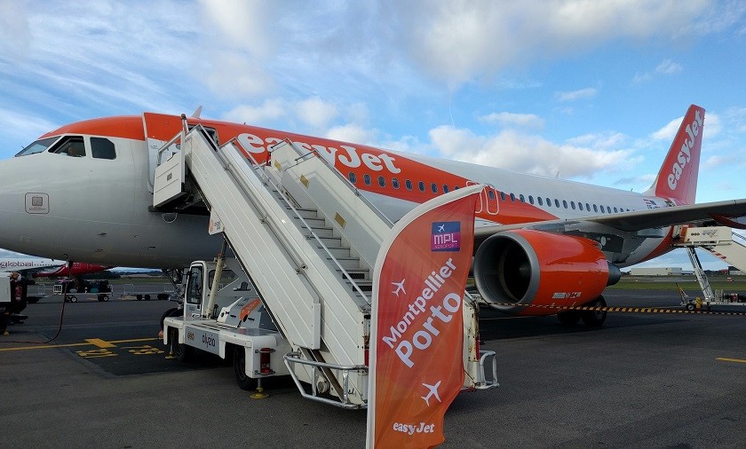 Avião aterra de emergência no aeroporto do Porto