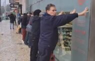 Lisboa. Activistas encostam-se à parede em plena Avenida Roma