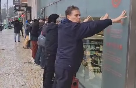 Lisboa. Activistas encostam-se à parede em plena Avenida Roma