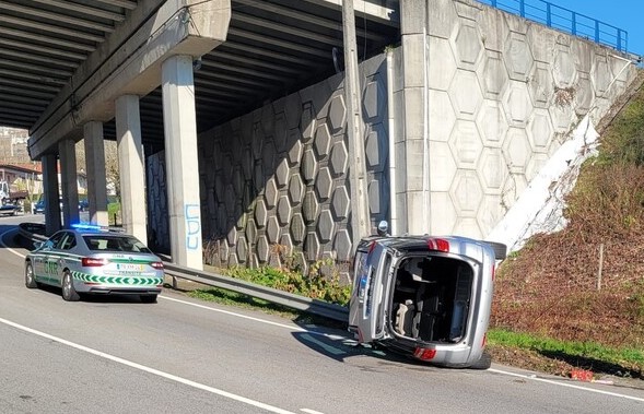 Despiste com capotamento faz um ferido leve em Guimarães