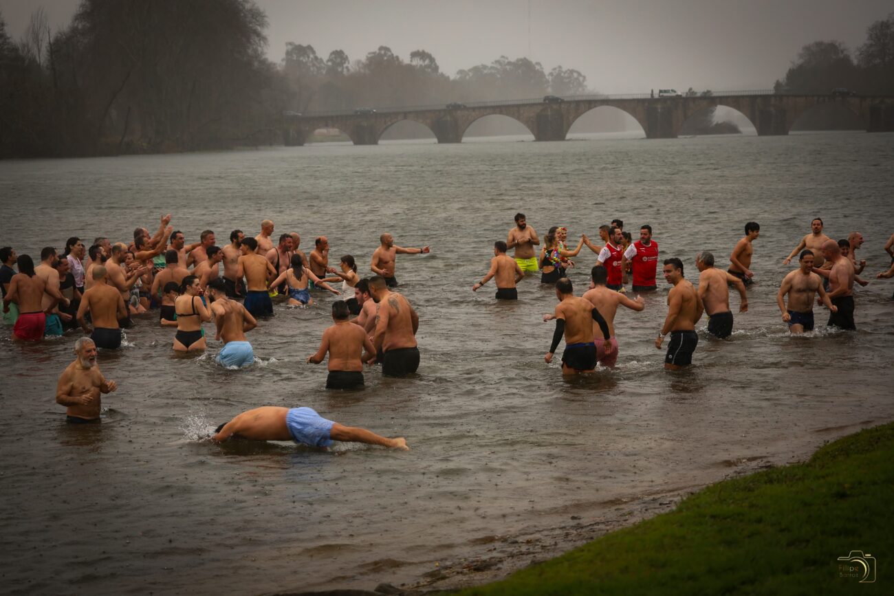 Vila Verde. Perto de uma centena enfrentou a chuva para ‘mergulho no Cávado’ em Prado
