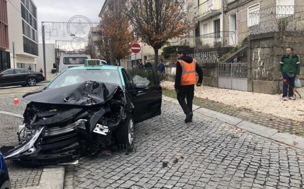 ‘Corrida’ desgovernada de táxi deixa rasto de estragos e pânico em Guimarães