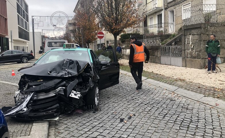 ‘Corrida’ desgovernada de táxi deixa rasto de estragos e pânico em Guimarães