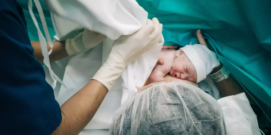 Mortalidade infantil estabilizou e mortes maternas baixaram