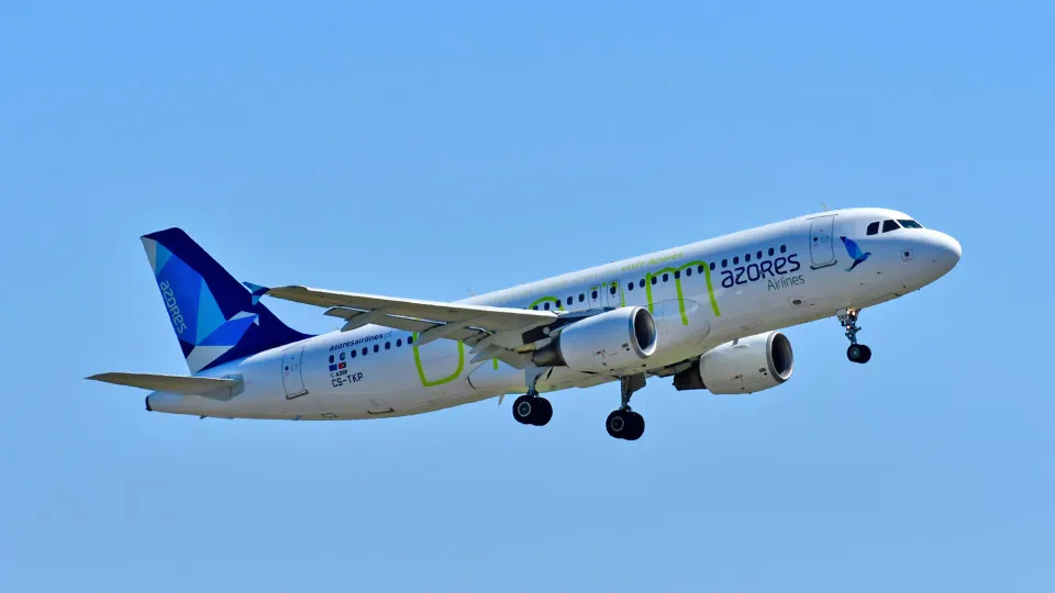 Avião da Azores Airlines aterra de emergência por causa de gaivotas
