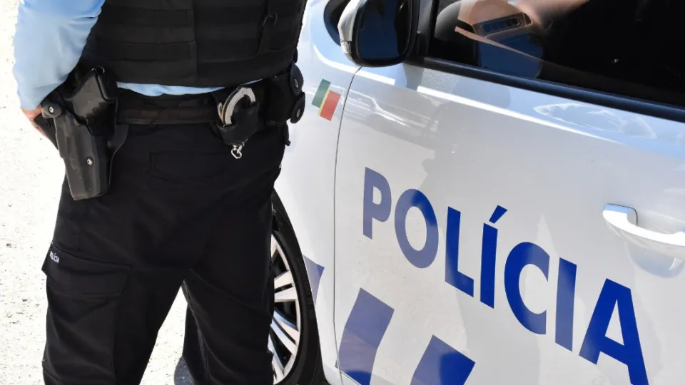 Homem de 26 anos detido por tráfico de droga, agredir e sequestrar ex-namorada… menor