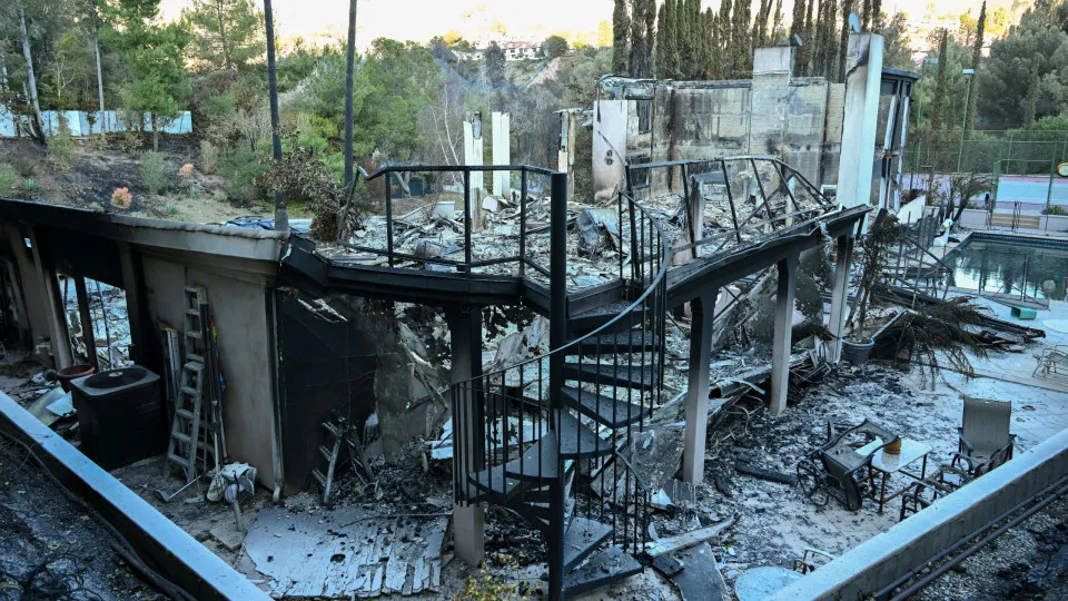 Finge ser bombeiro para assaltar casa durante fogos em LA e acaba preso