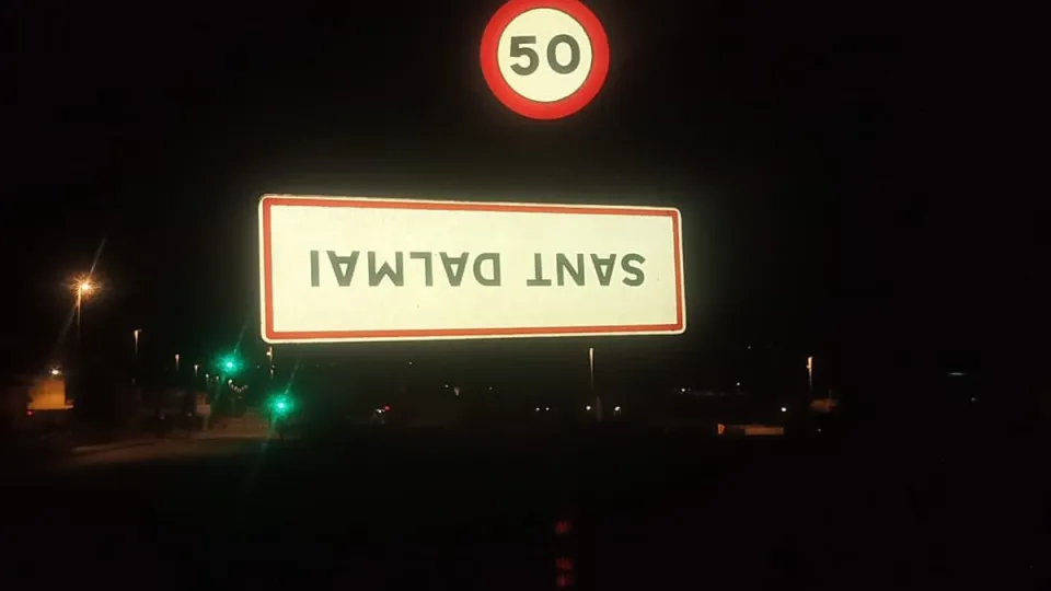 Agricultores da Catalunha ‘viram’ placas em protesto