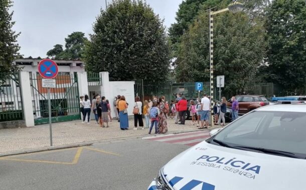 Mãe tenta fugir à polícia quando levava filha à creche. Não tinha carta