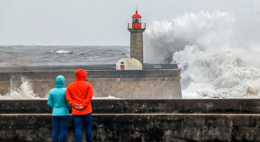 Registadas mais de 400 ocorrências até às 16h00 desta segunda-feira em Portugal continental