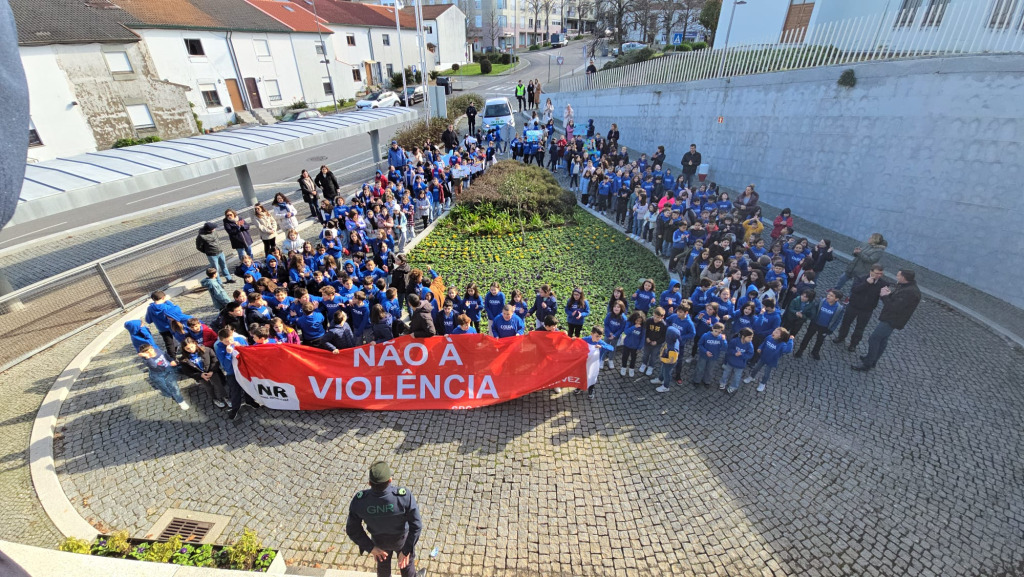 Crianças desfilam pelas ruas de Paredes de Coura pela Não Violência e da Paz