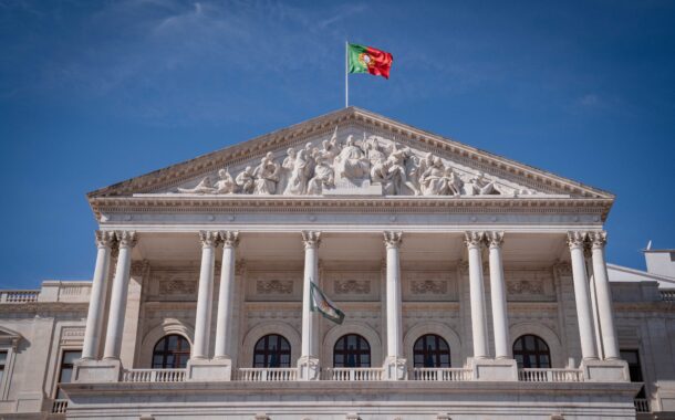 Parlamento português aprova voto de solidariedade com Ucrânia com voto contra do PCP