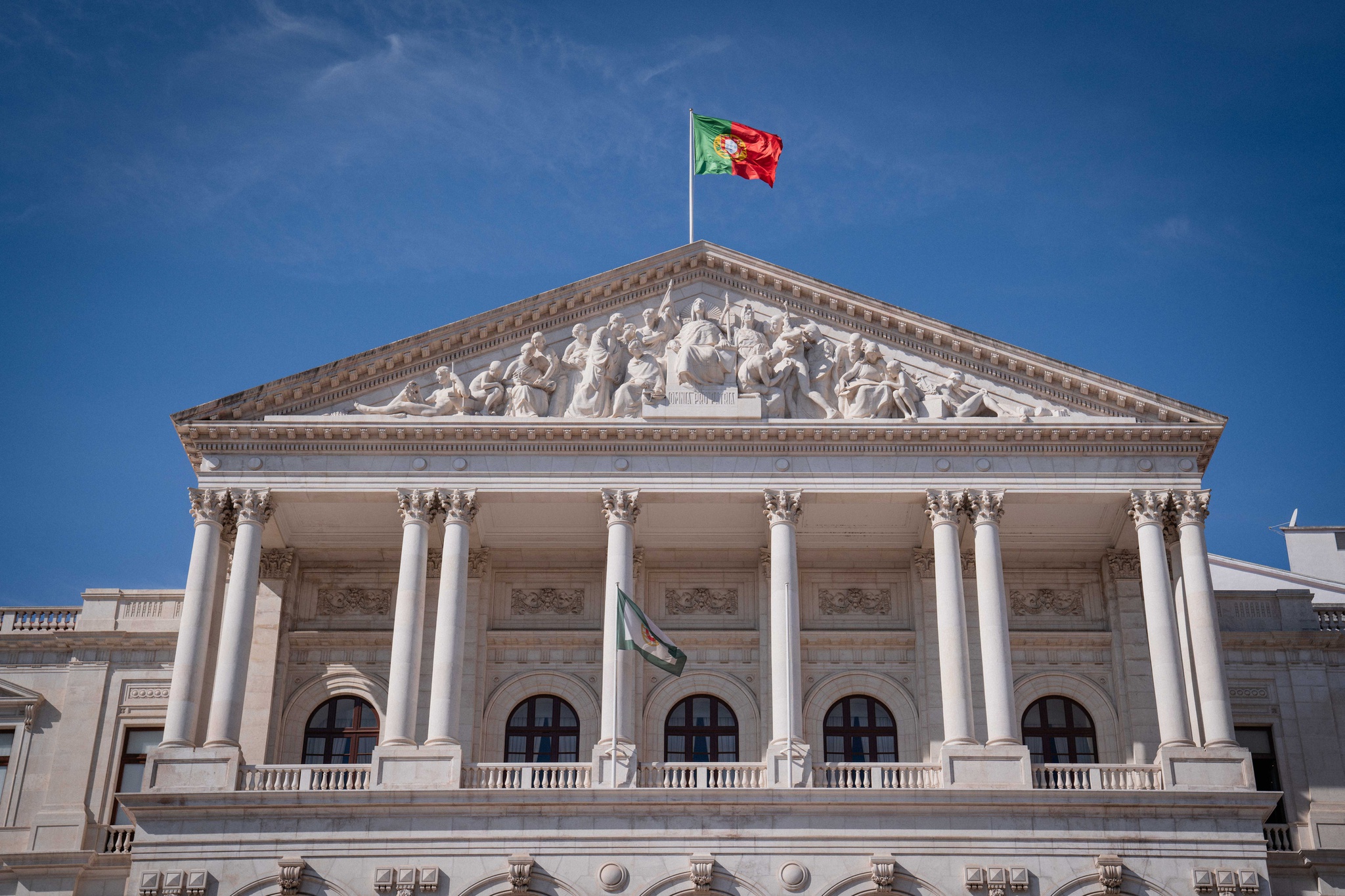 Parlamento português aprova voto de solidariedade com Ucrânia com voto contra do PCP