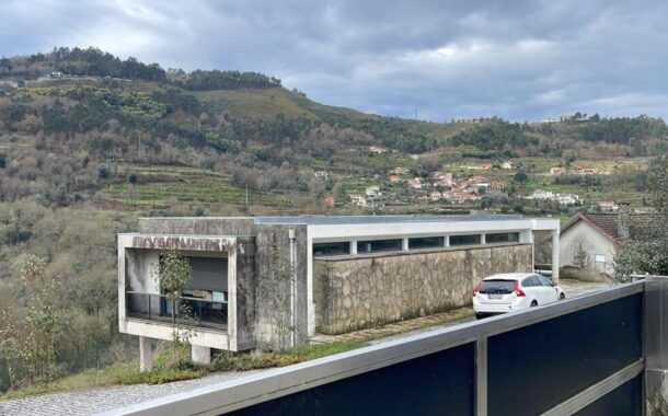 Duas menores estrangeiras encontradas sozinhas em casa durante despejo em Vila Verde