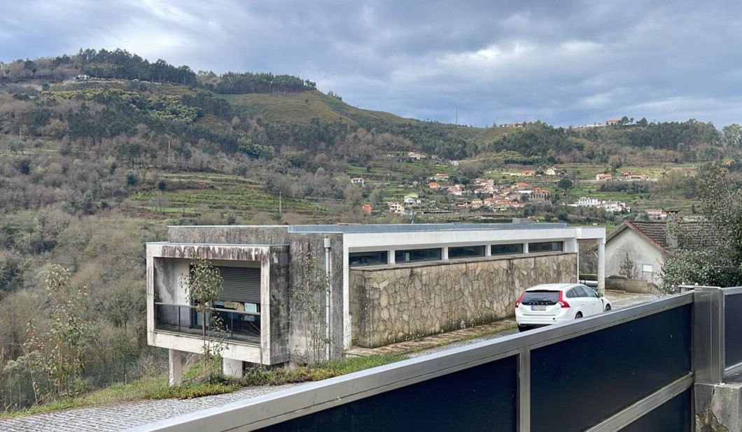 Duas menores estrangeiras encontradas sozinhas em casa durante despejo em Vila Verde